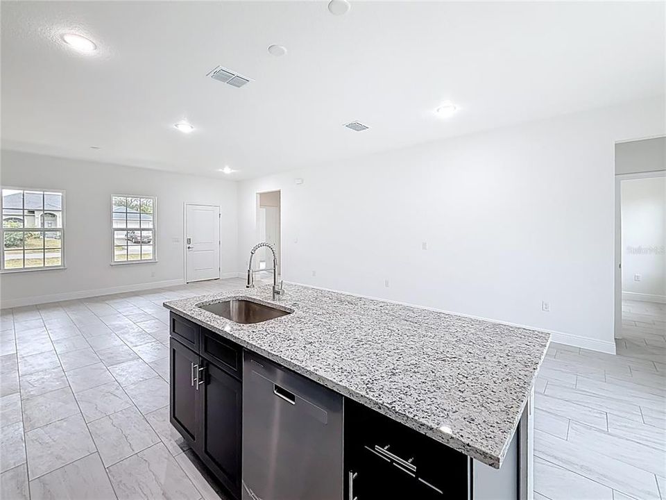 待售: $287,000 (4 贝兹, 2 浴室, 1580 平方英尺)