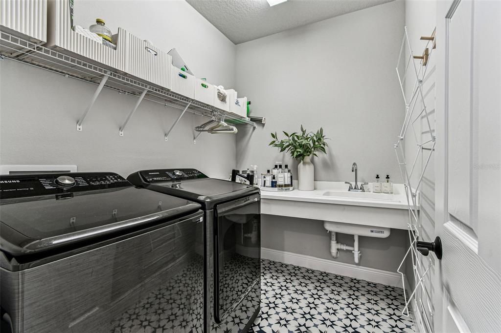 For Sale: $515,000 (3 beds, 2 baths, 1989 Square Feet)