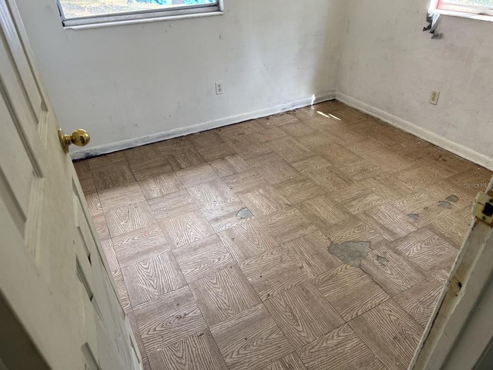 待售: $149,900 (4 贝兹, 2 浴室, 1320 平方英尺)