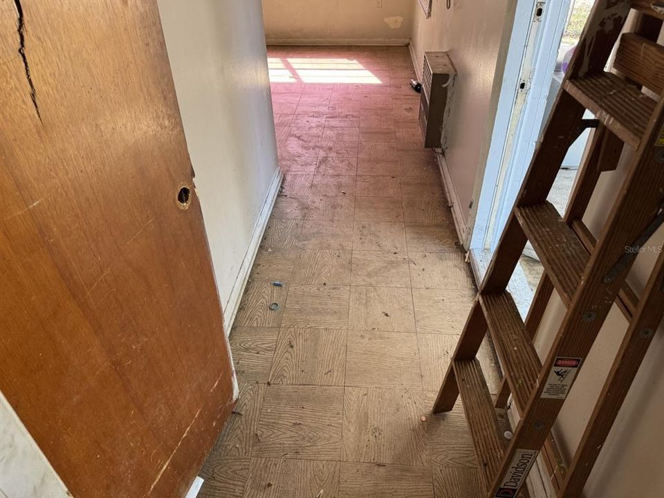 待售: $149,900 (4 贝兹, 2 浴室, 1320 平方英尺)