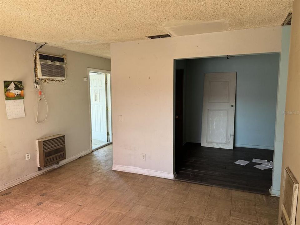 待售: $149,900 (4 贝兹, 2 浴室, 1320 平方英尺)