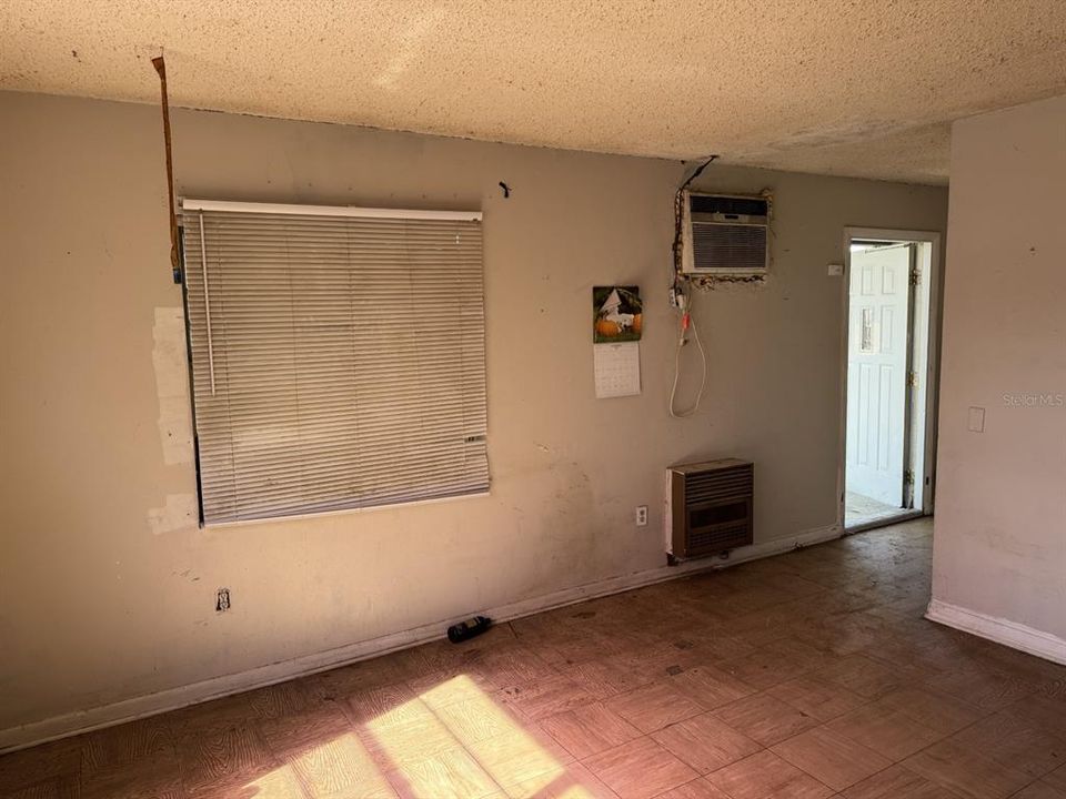 待售: $149,900 (4 贝兹, 2 浴室, 1320 平方英尺)