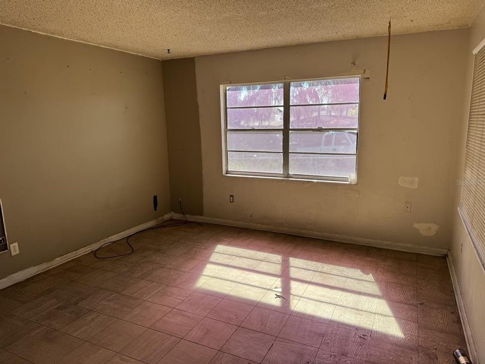 待售: $149,900 (4 贝兹, 2 浴室, 1320 平方英尺)