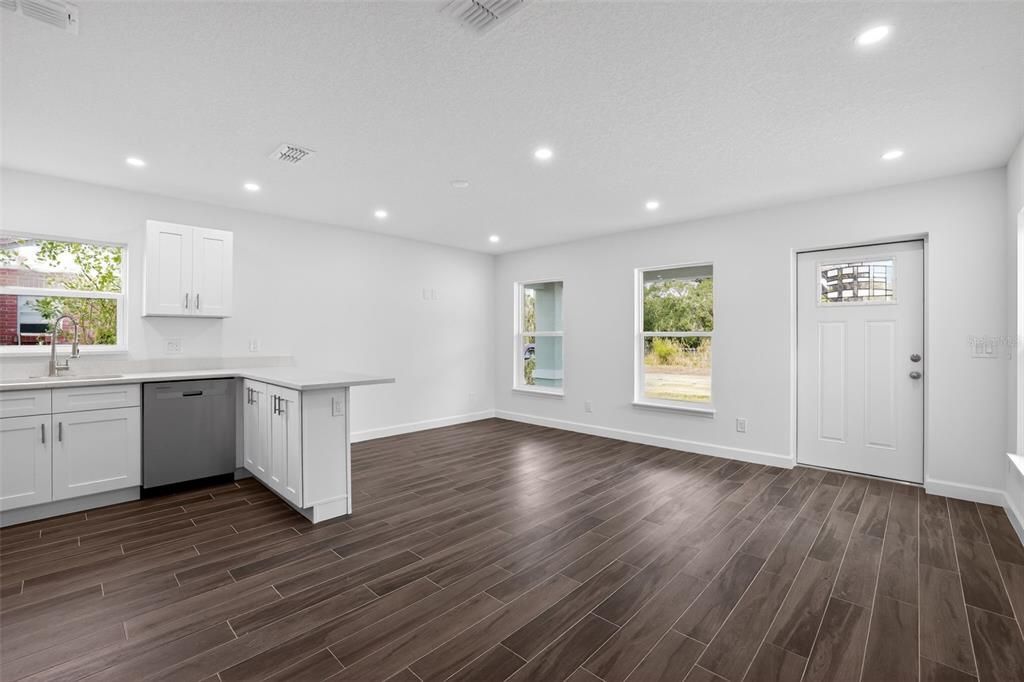 For Rent: $2,299 (3 beds, 2 baths, 1350 Square Feet)