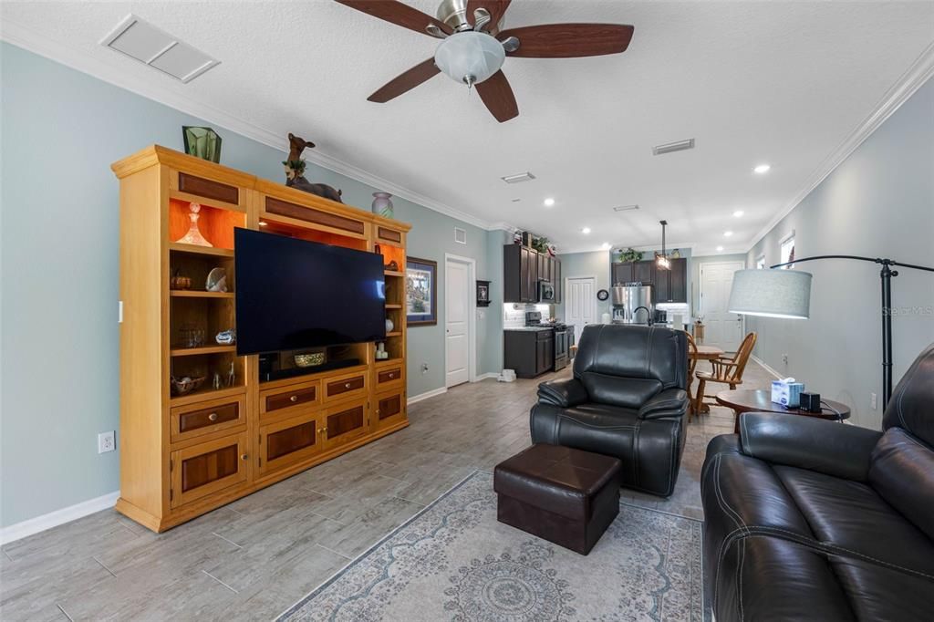 For Sale: $374,900 (4 beds, 2 baths, 1633 Square Feet)