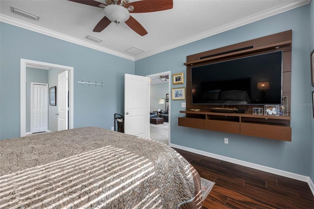 For Sale: $374,900 (4 beds, 2 baths, 1633 Square Feet)