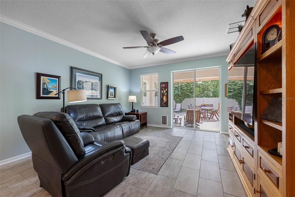 For Sale: $374,900 (4 beds, 2 baths, 1633 Square Feet)