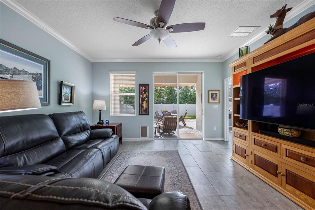 For Sale: $374,900 (4 beds, 2 baths, 1633 Square Feet)