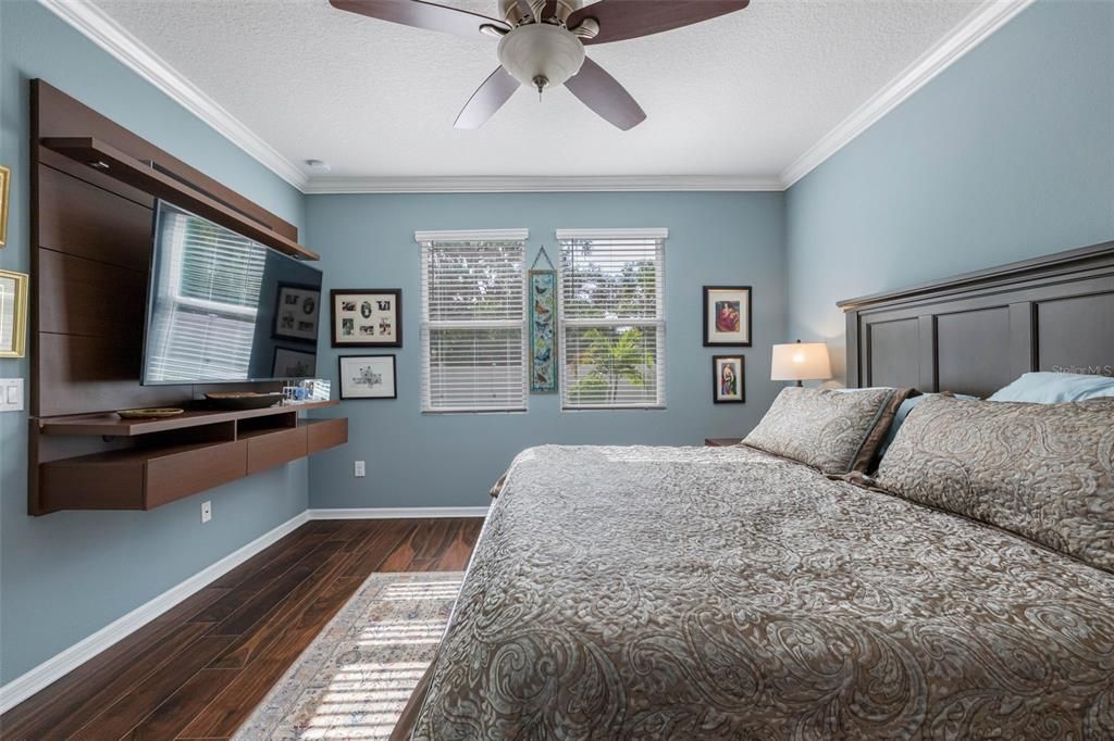 For Sale: $374,900 (4 beds, 2 baths, 1633 Square Feet)