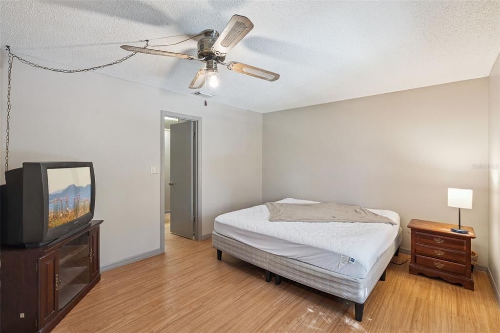 For Sale: $249,000 (2 beds, 2 baths, 1166 Square Feet)