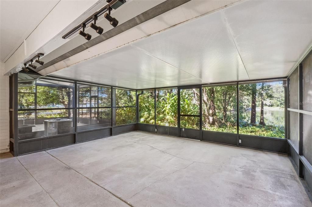 For Sale: $249,000 (2 beds, 2 baths, 1166 Square Feet)