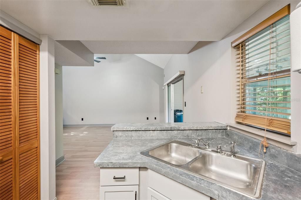 For Sale: $249,000 (2 beds, 2 baths, 1166 Square Feet)