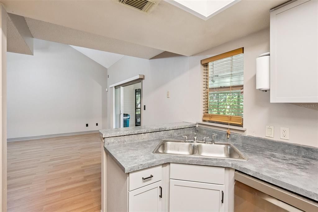 For Sale: $249,000 (2 beds, 2 baths, 1166 Square Feet)