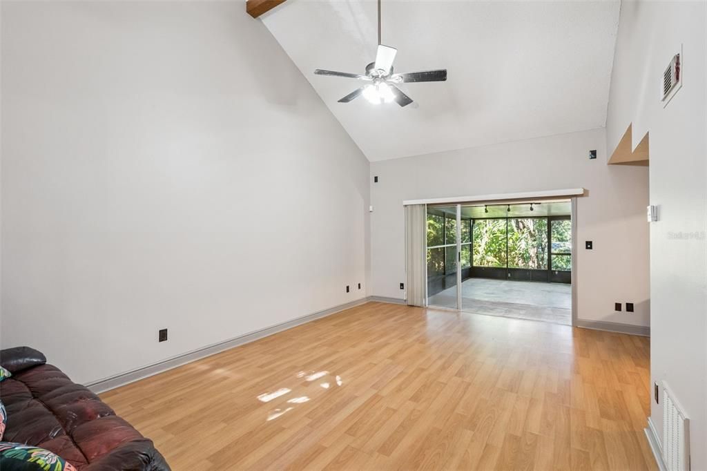 For Sale: $249,000 (2 beds, 2 baths, 1166 Square Feet)