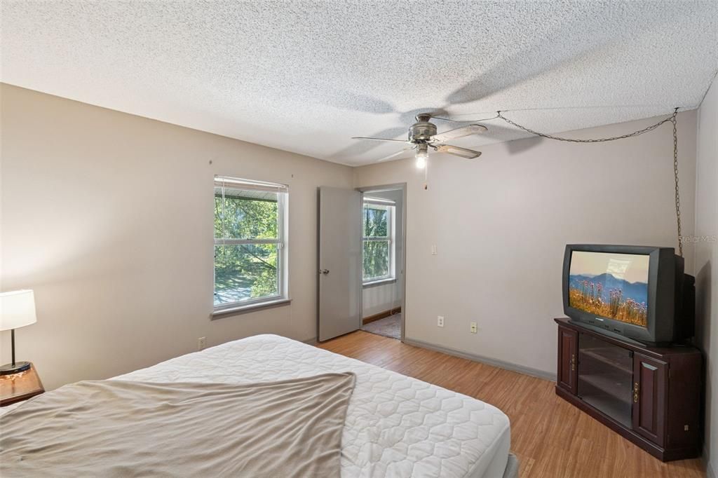 For Sale: $249,000 (2 beds, 2 baths, 1166 Square Feet)
