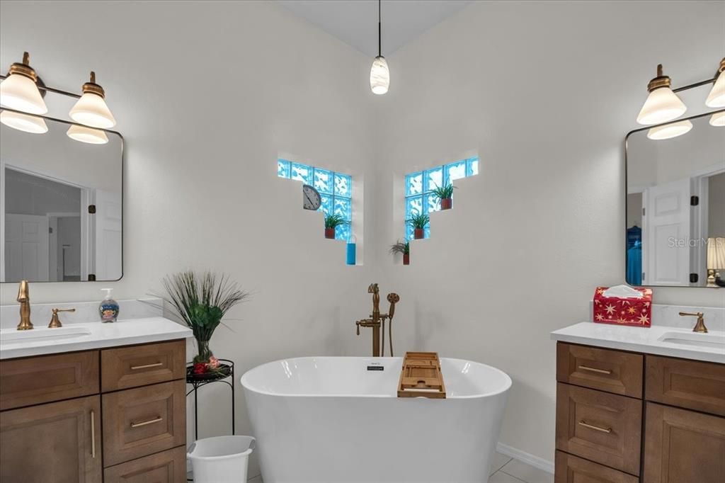 En Venta: $619,900 (3 camas, 2 baños, 2135 Pies cuadrados)