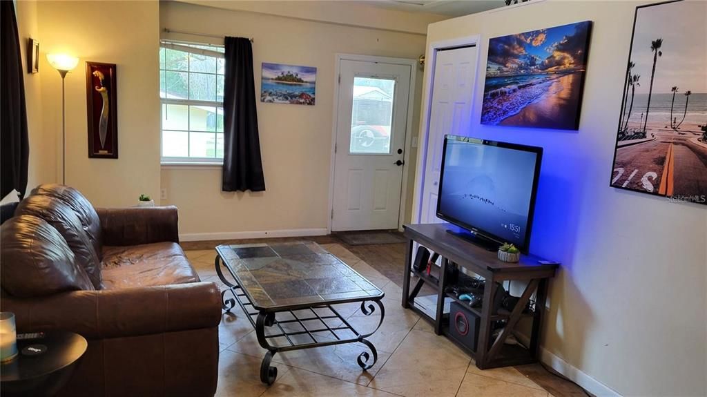 For Rent: $1,450 (1 beds, 1 baths, 720 Square Feet)