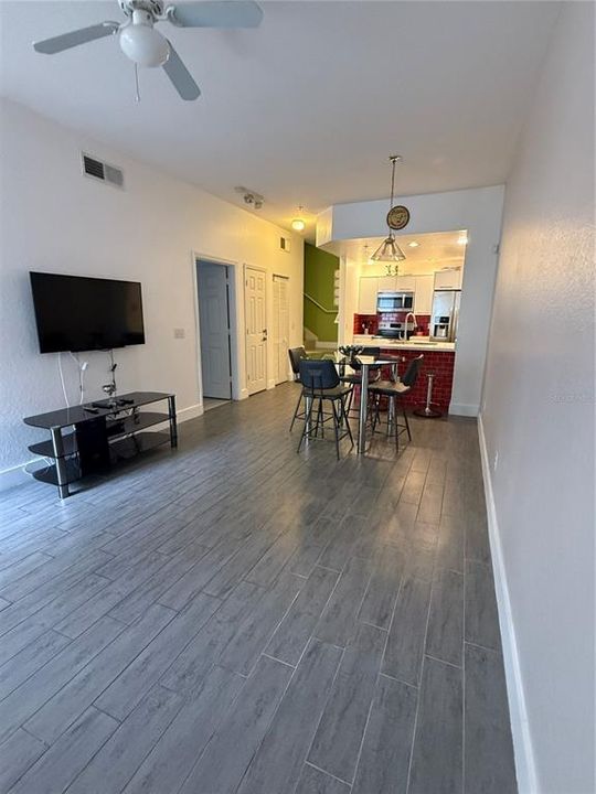 出租: $2,300 (3 贝兹, 2 浴室, 1296 平方英尺)