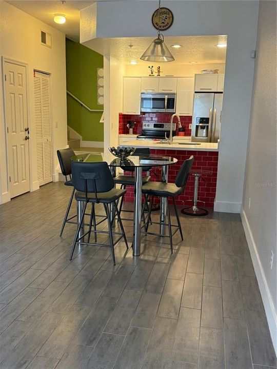 出租: $2,300 (3 贝兹, 2 浴室, 1296 平方英尺)