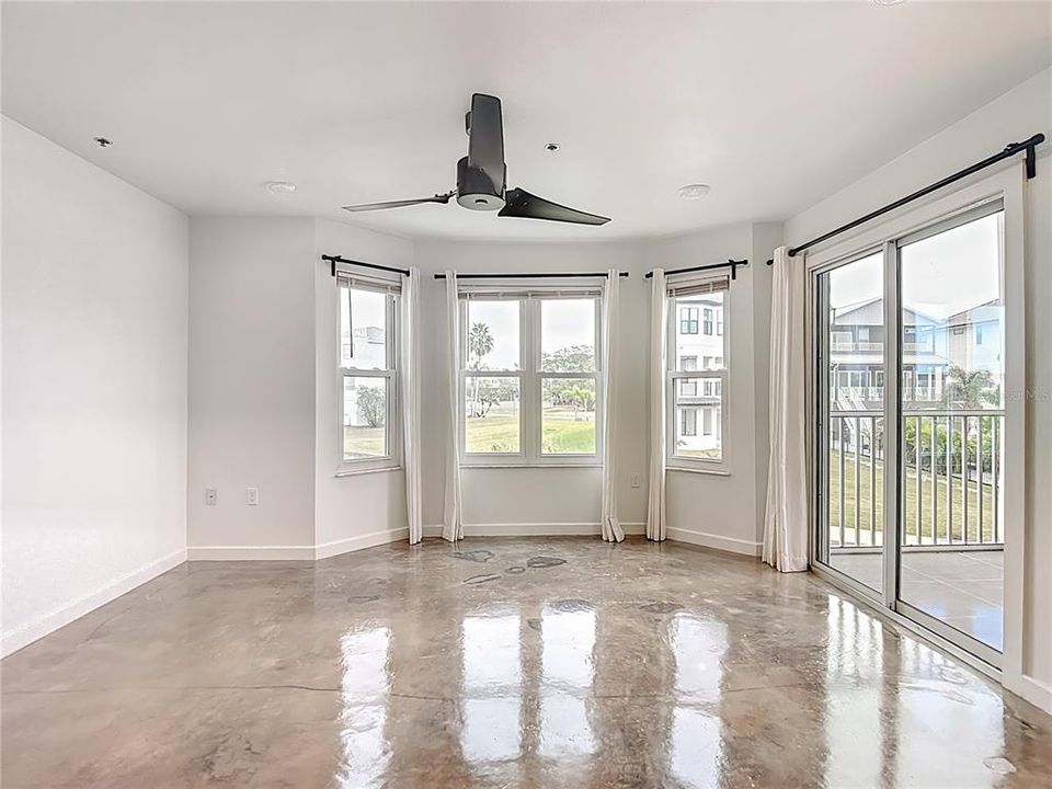 En Venta: $295,000 (2 camas, 2 baños, 964 Pies cuadrados)