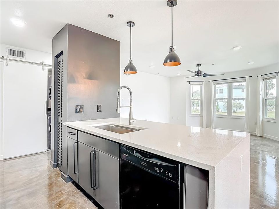 En Venta: $295,000 (2 camas, 2 baños, 964 Pies cuadrados)