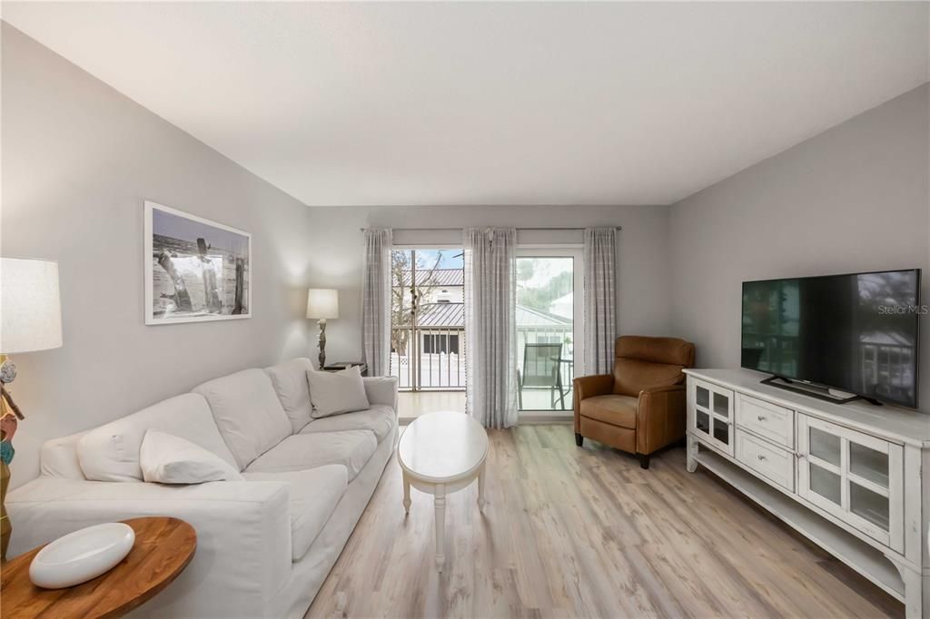 待售: $424,900 (2 贝兹, 2 浴室, 1046 平方英尺)