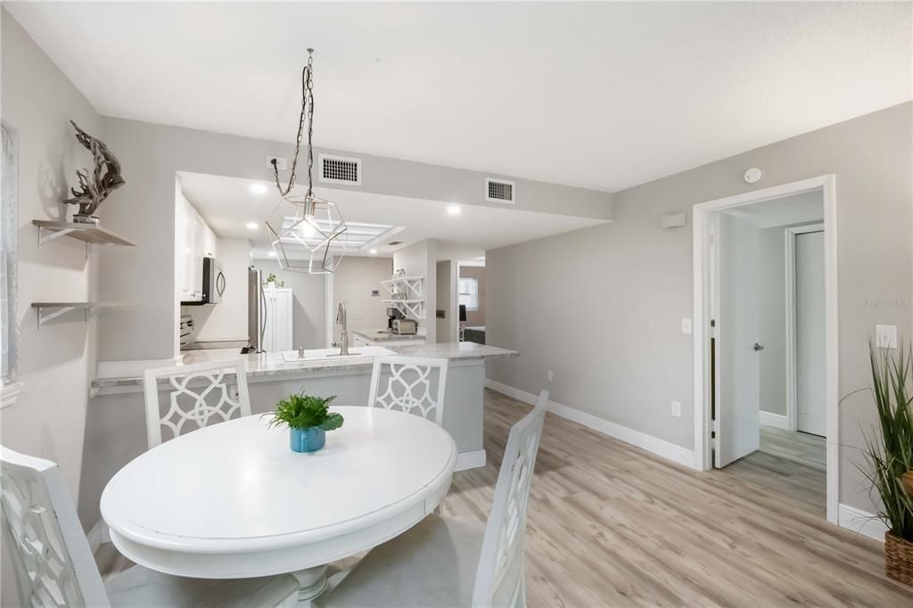 待售: $424,900 (2 贝兹, 2 浴室, 1046 平方英尺)