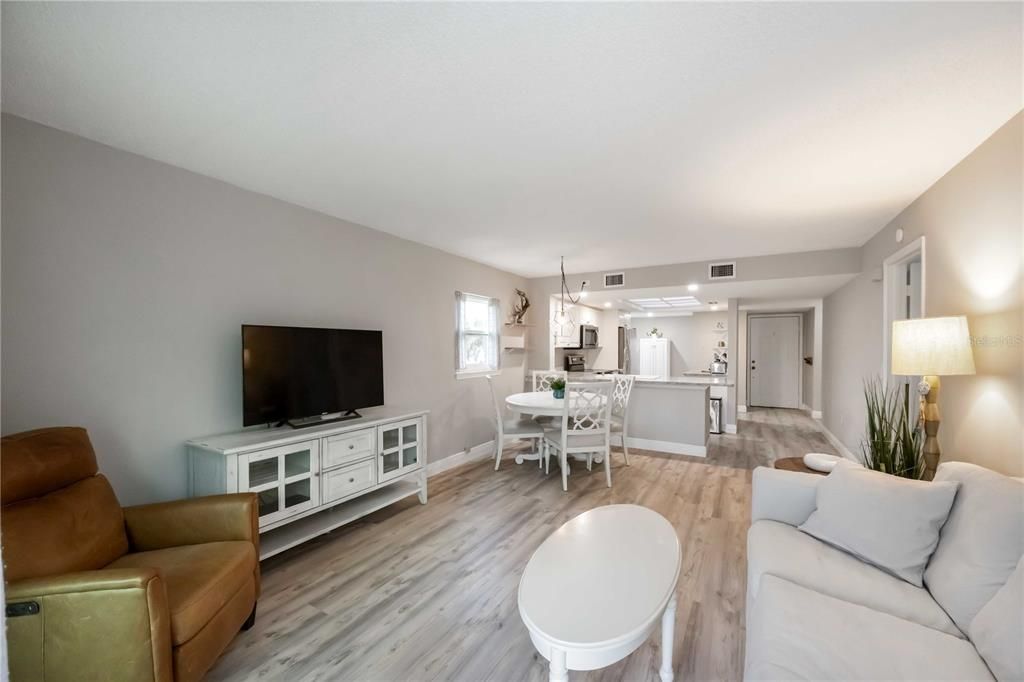 待售: $424,900 (2 贝兹, 2 浴室, 1046 平方英尺)