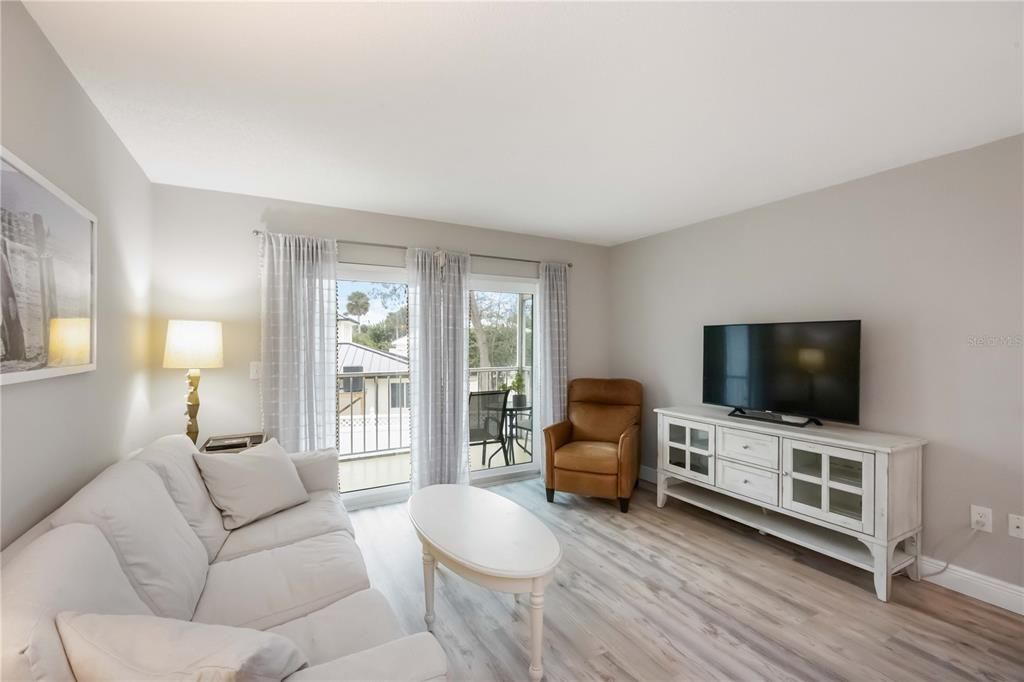 待售: $424,900 (2 贝兹, 2 浴室, 1046 平方英尺)