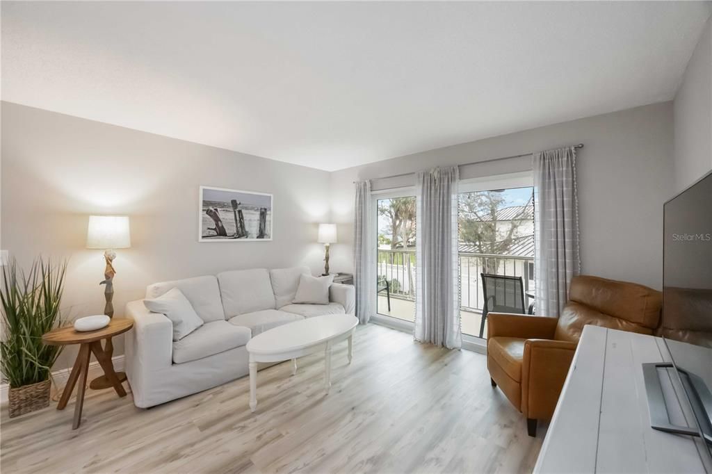 待售: $424,900 (2 贝兹, 2 浴室, 1046 平方英尺)