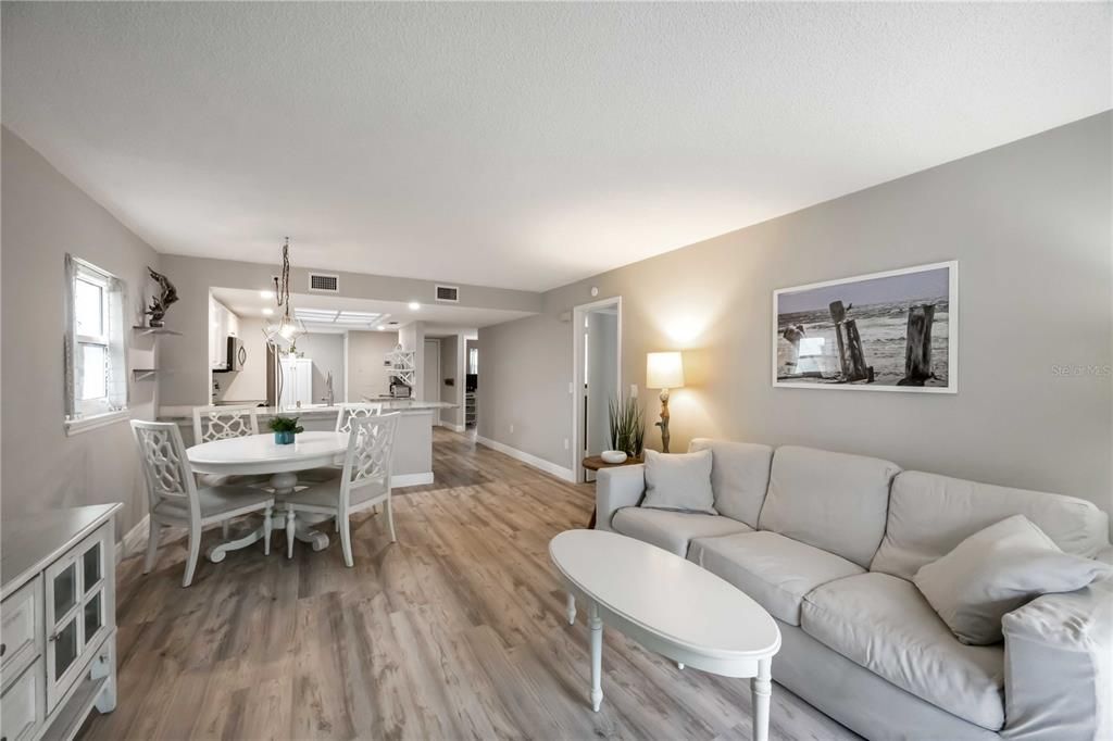 待售: $424,900 (2 贝兹, 2 浴室, 1046 平方英尺)