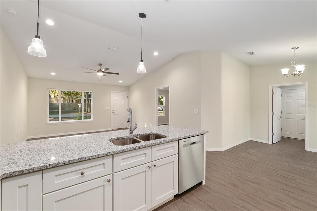 Active With Contract: $368,900 (3 beds, 2 baths, 1250 Square Feet)