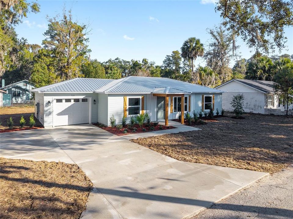 Active With Contract: $368,900 (3 beds, 2 baths, 1250 Square Feet)