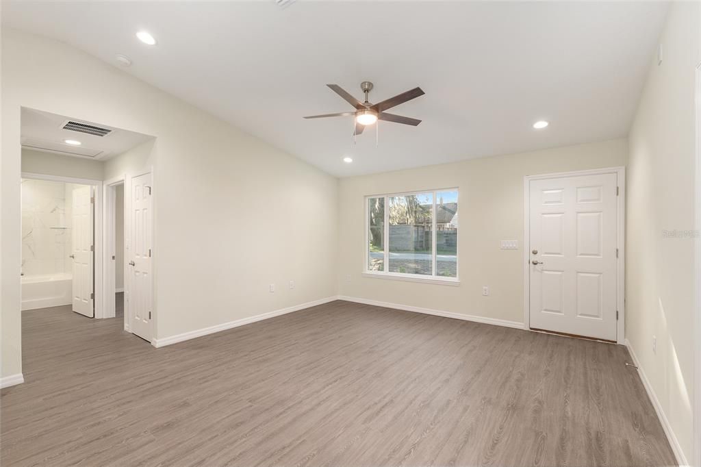Active With Contract: $368,900 (3 beds, 2 baths, 1250 Square Feet)