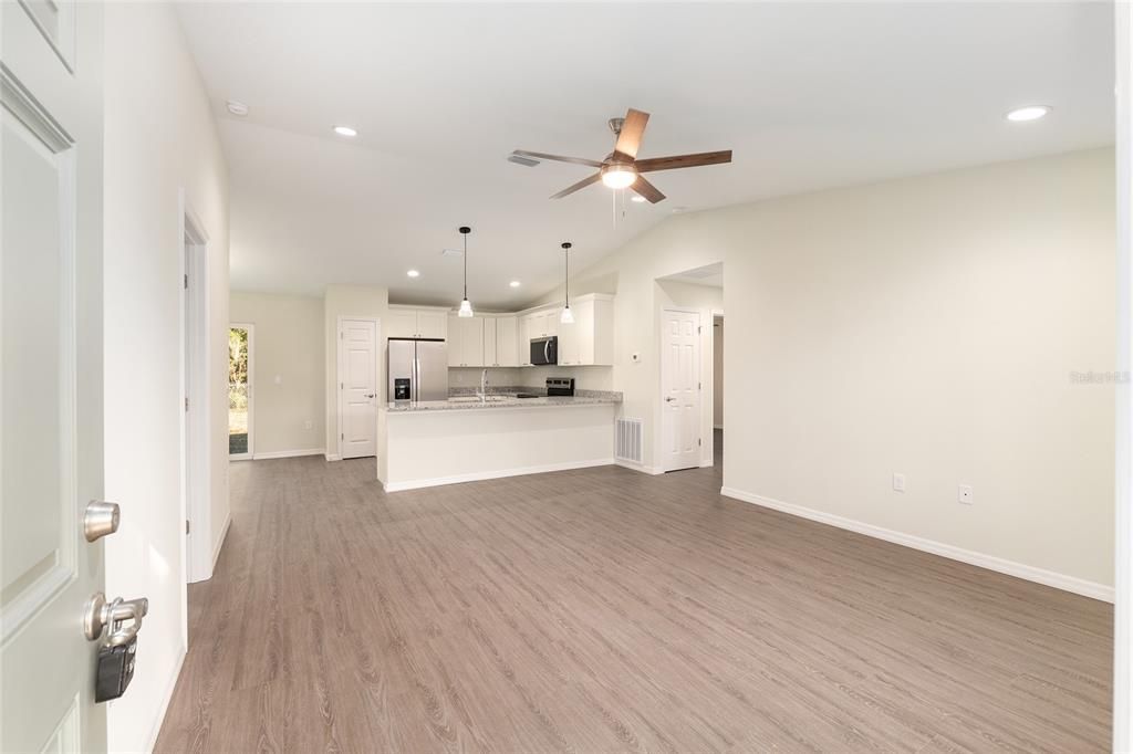 Active With Contract: $368,900 (3 beds, 2 baths, 1250 Square Feet)
