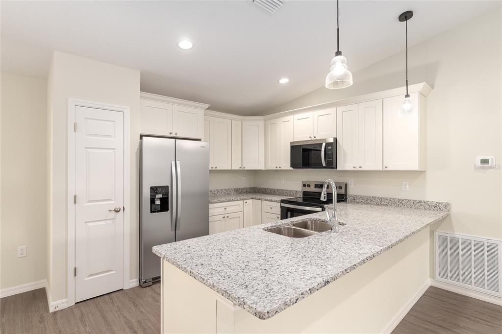 Active With Contract: $368,900 (3 beds, 2 baths, 1250 Square Feet)