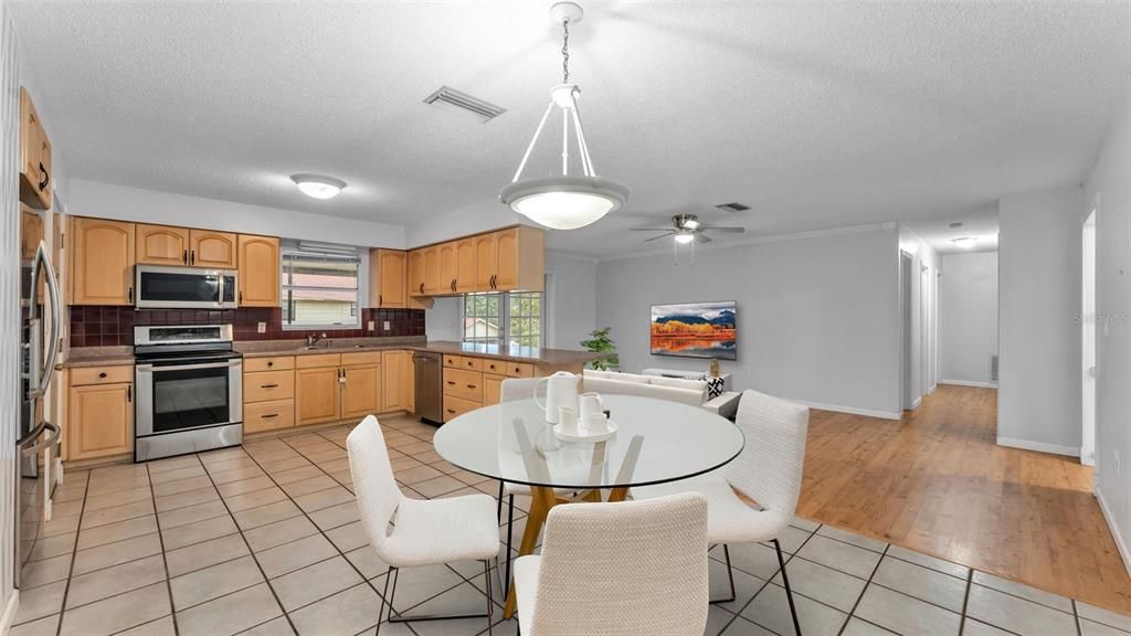 En Venta: $334,000 (3 camas, 2 baños, 1695 Pies cuadrados)