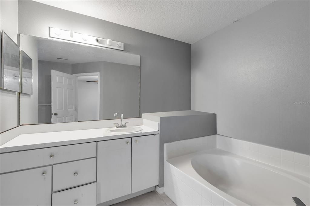 En Venta: $310,000 (3 camas, 2 baños, 2020 Pies cuadrados)