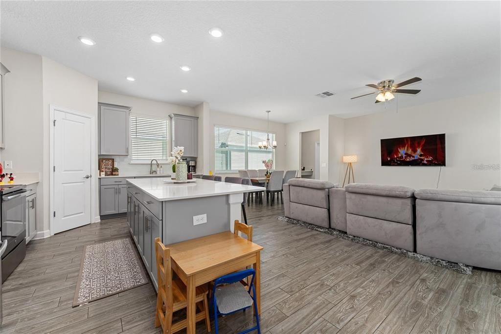 出租: $3,150 (4 贝兹, 3 浴室, 2476 平方英尺)