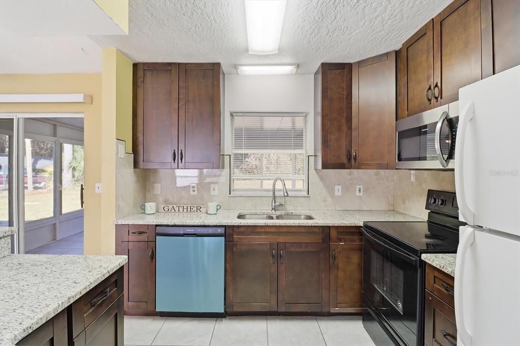 For Sale: $245,000 (3 beds, 2 baths, 1197 Square Feet)