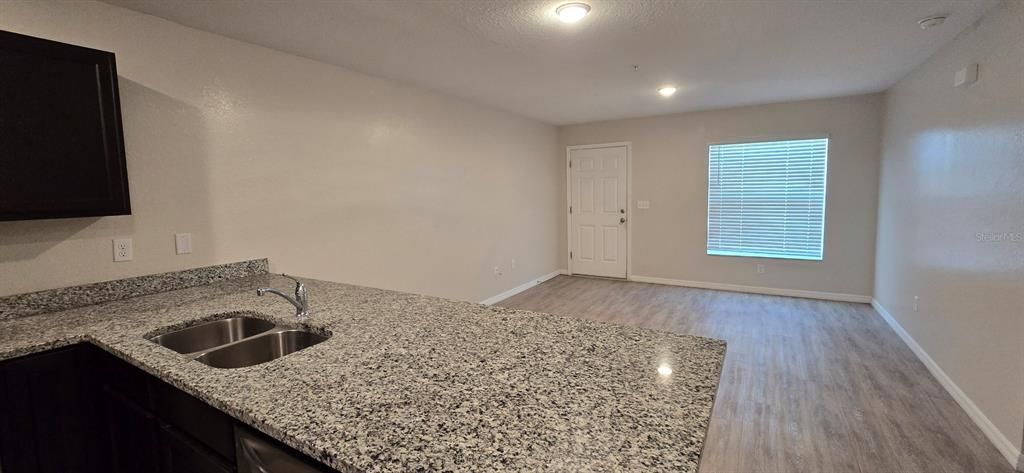 出租: $1,075 (1 贝兹, 1 浴室, 747 平方英尺)