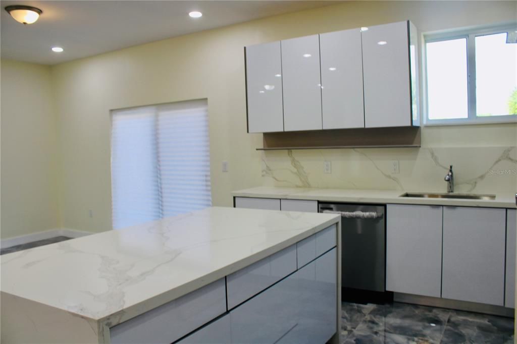 En Venta: $502,000 (5 camas, 3 baños, 2467 Pies cuadrados)