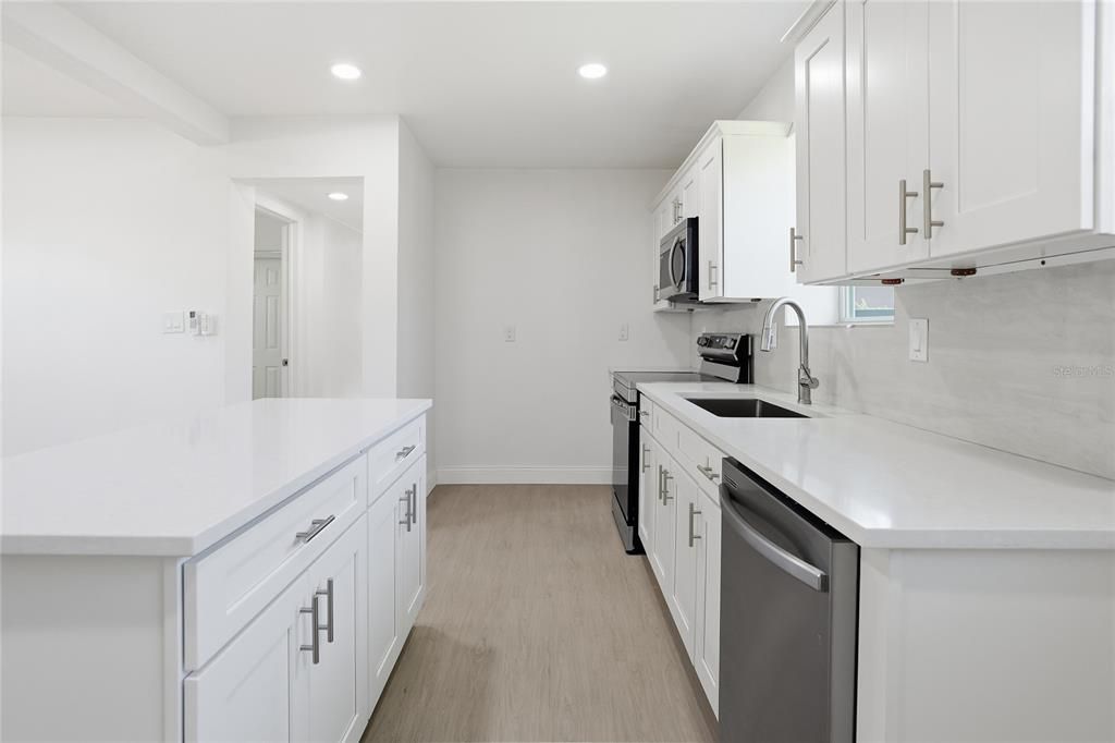 For Sale: $349,000 (3 beds, 2 baths, 968 Square Feet)