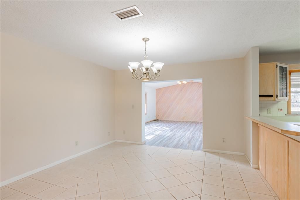 For Sale: $289,900 (3 beds, 2 baths, 1686 Square Feet)