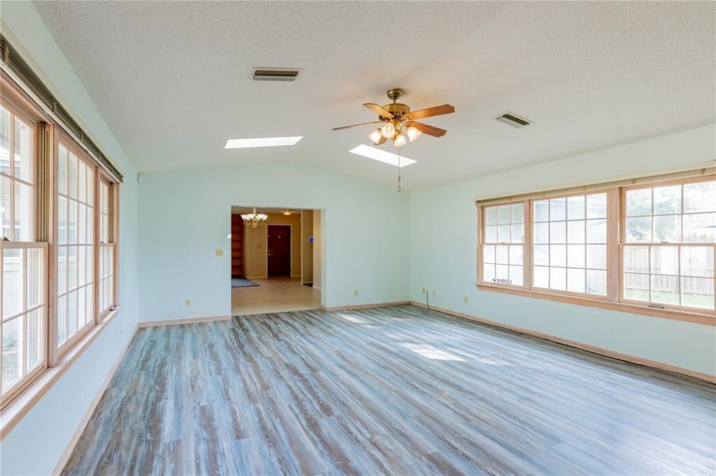 For Sale: $289,900 (3 beds, 2 baths, 1686 Square Feet)