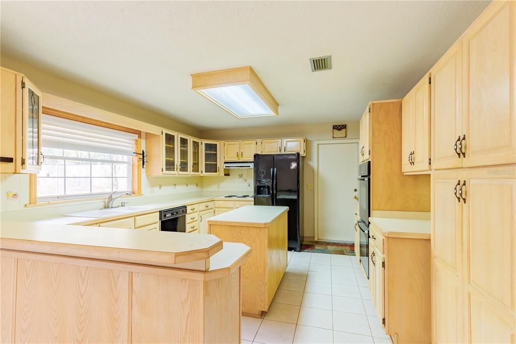 For Sale: $289,900 (3 beds, 2 baths, 1686 Square Feet)