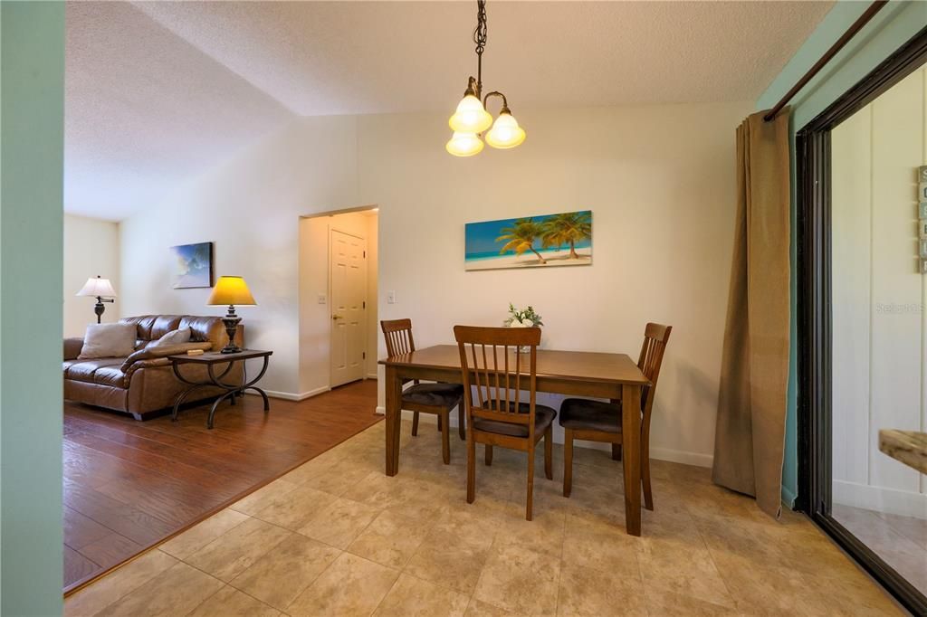 待售: $224,900 (2 贝兹, 2 浴室, 1298 平方英尺)