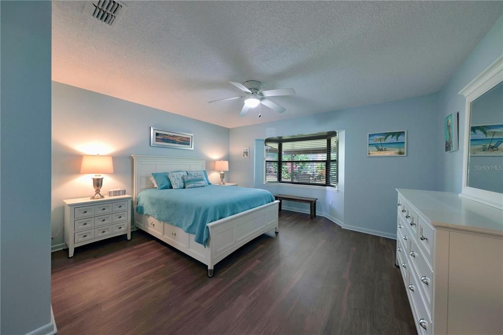 待售: $224,900 (2 贝兹, 2 浴室, 1298 平方英尺)