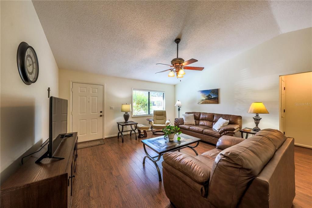 待售: $224,900 (2 贝兹, 2 浴室, 1298 平方英尺)