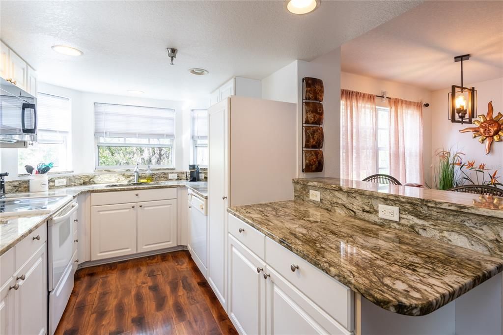 待售: $275,000 (2 贝兹, 2 浴室, 1135 平方英尺)